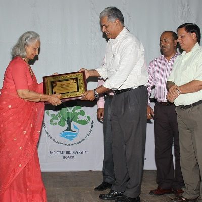 Shri Vinay Varman receives his plaque from Waheeda ji