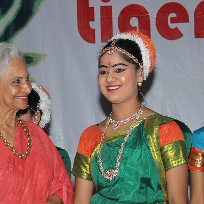 Waheeda ji interacts with a female performer