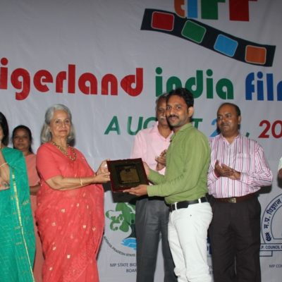 Shri Vipi Verma gets an Appreciation award for his painting