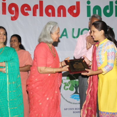 Ms Divya Chaurasiya receives an Appreciation award under Wild Art category